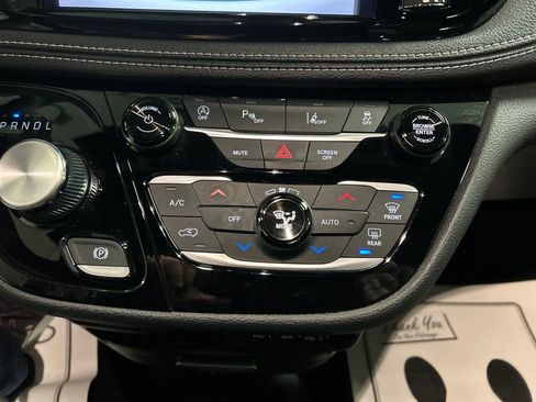 Used 2023 Chrysler Pacifica Touring image 19