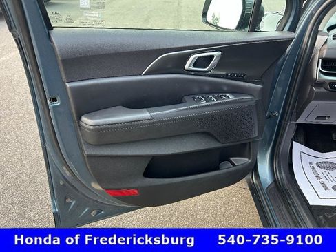 Used 2025 Kia Carnival SX w/ SX Dark Edition Package FWD image 9