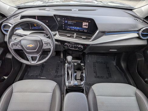 Certified 2025 Chevrolet Trax LT w/ LT Convenience Package FWD image 14