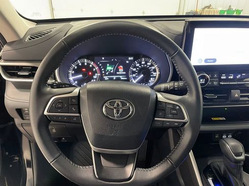 Used 2023 Toyota Highlander XLE image 28