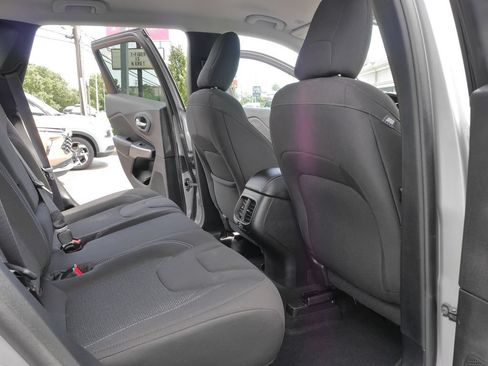 Used 2019 Jeep Cherokee Latitude w/ Popular Appearance Group AWD/4WD image 11