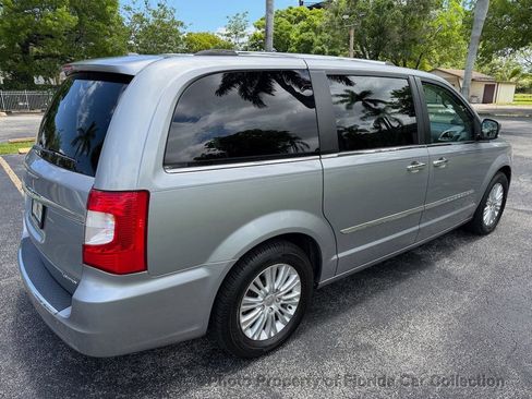 Used 2013 Chrysler Town & Country Limited w/ Luxury Group FWD image 4