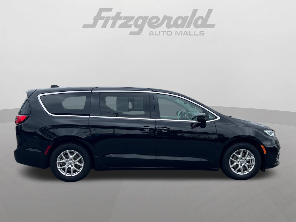 Used 2024 Chrysler Pacifica Touring-L FWD image 3