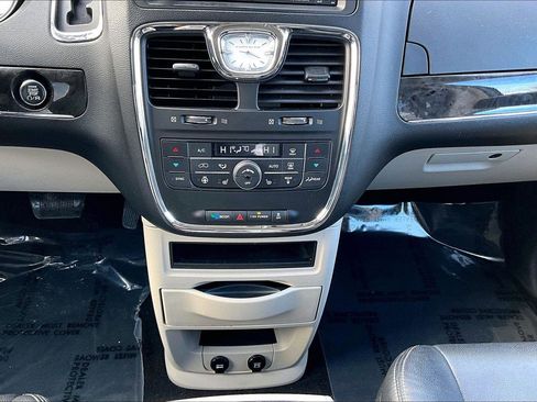 Used 2015 Chrysler Town & Country Touring-L w/ Driver Convenience Group image 13