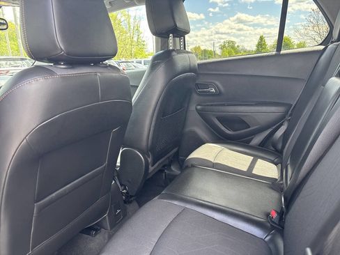 Used 2019 Chevrolet Trax LT w/ Sun & Sound Package FWD image 16