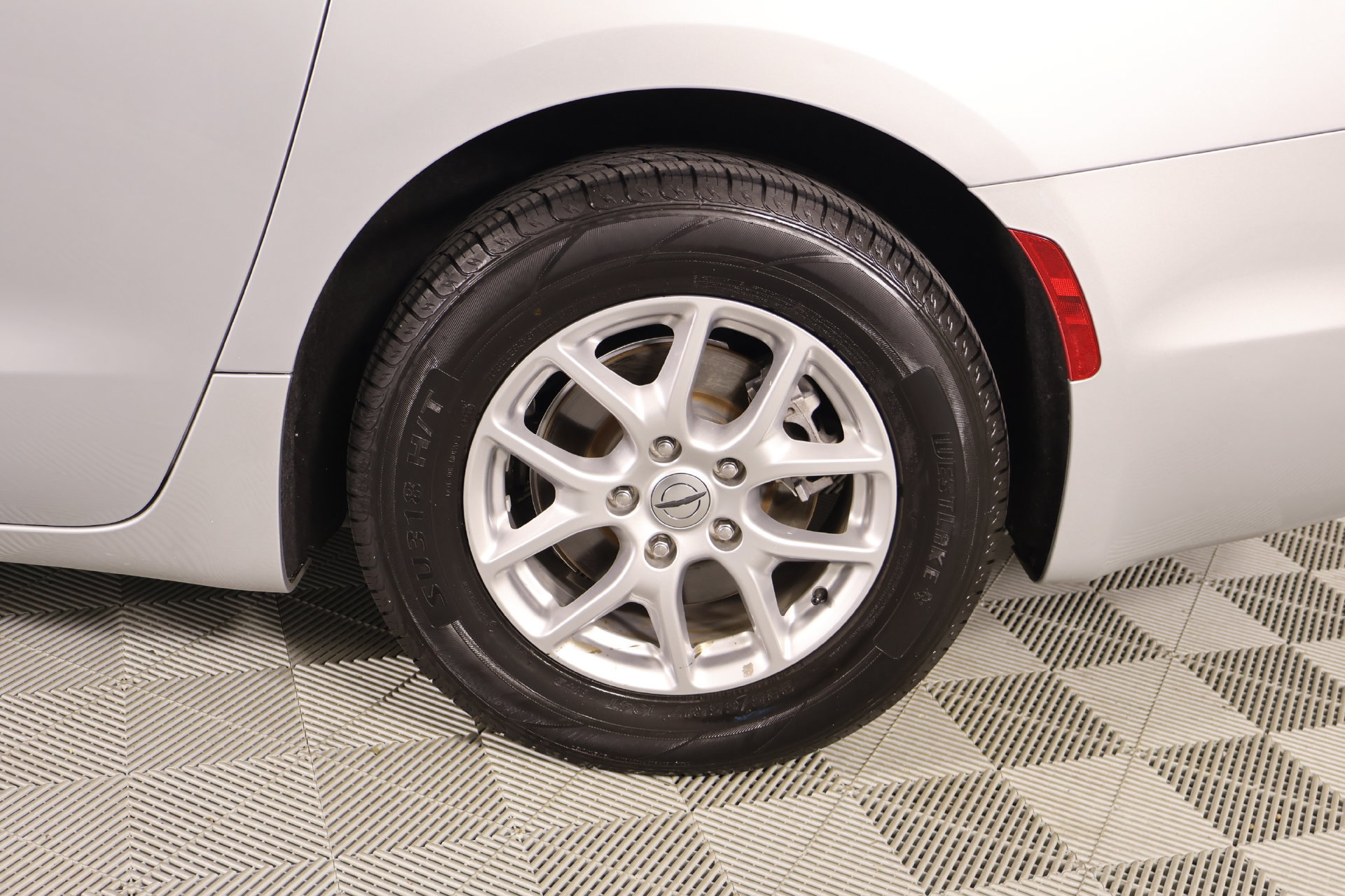 Used 2023 Chrysler Pacifica Touring-L FWD image 19