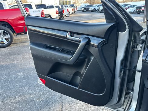 Used 2013 Kia Sorento LX w/ Convenience Pkg image 16