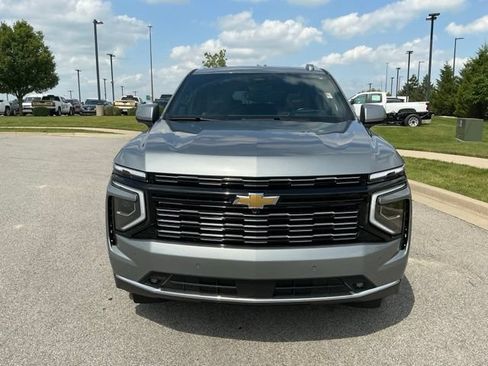 Used 2025 Chevrolet Suburban High Country AWD/4WD image 9