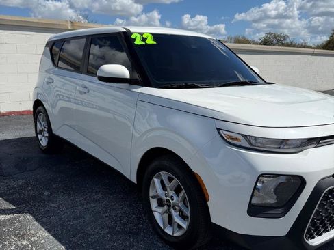 Used 2022 Kia Soul LX w/ Technology Package FWD image 3