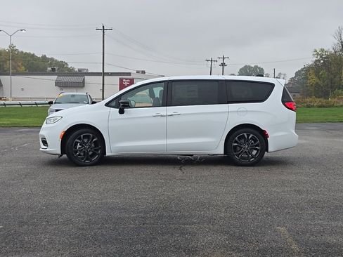 New 2026 Chrysler Pacifica Select image 4