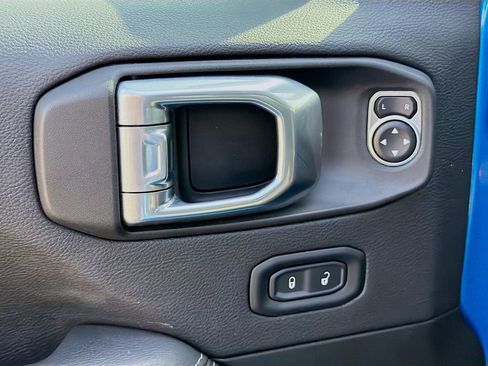 Used 2022 Jeep Wrangler Unlimited Sahara AWD/4WD image 21