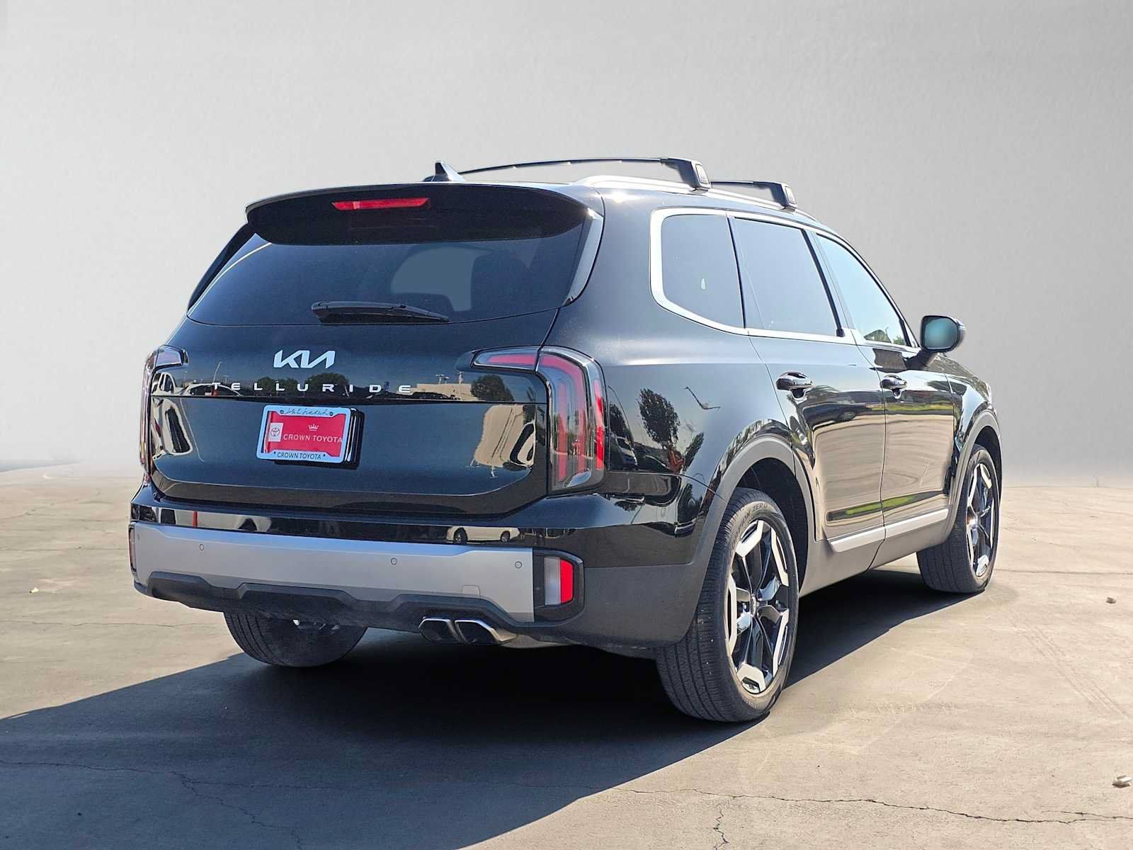 Used 2024 Kia Telluride EX w/ EX Captain's Chair Package FWD image 3