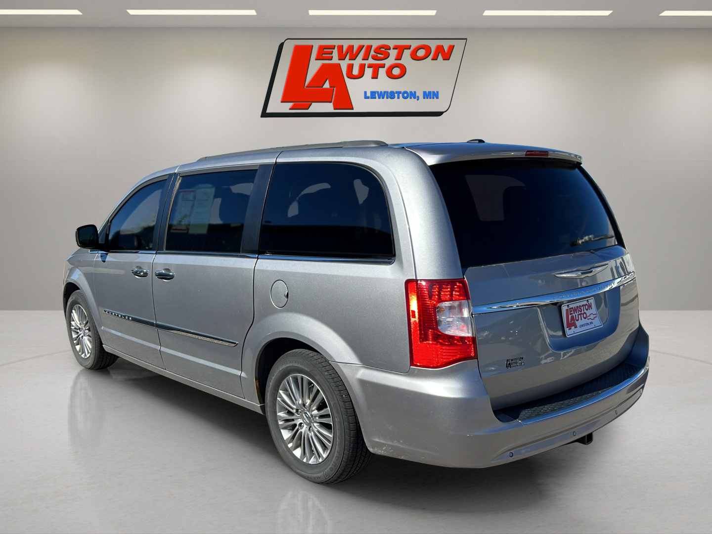 Used 2014 Chrysler Town & Country Touring-L w/ Driver Convenience Group FWD image 11