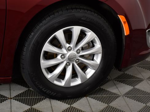 Used 2019 Chrysler Pacifica Touring-L FWD image 51