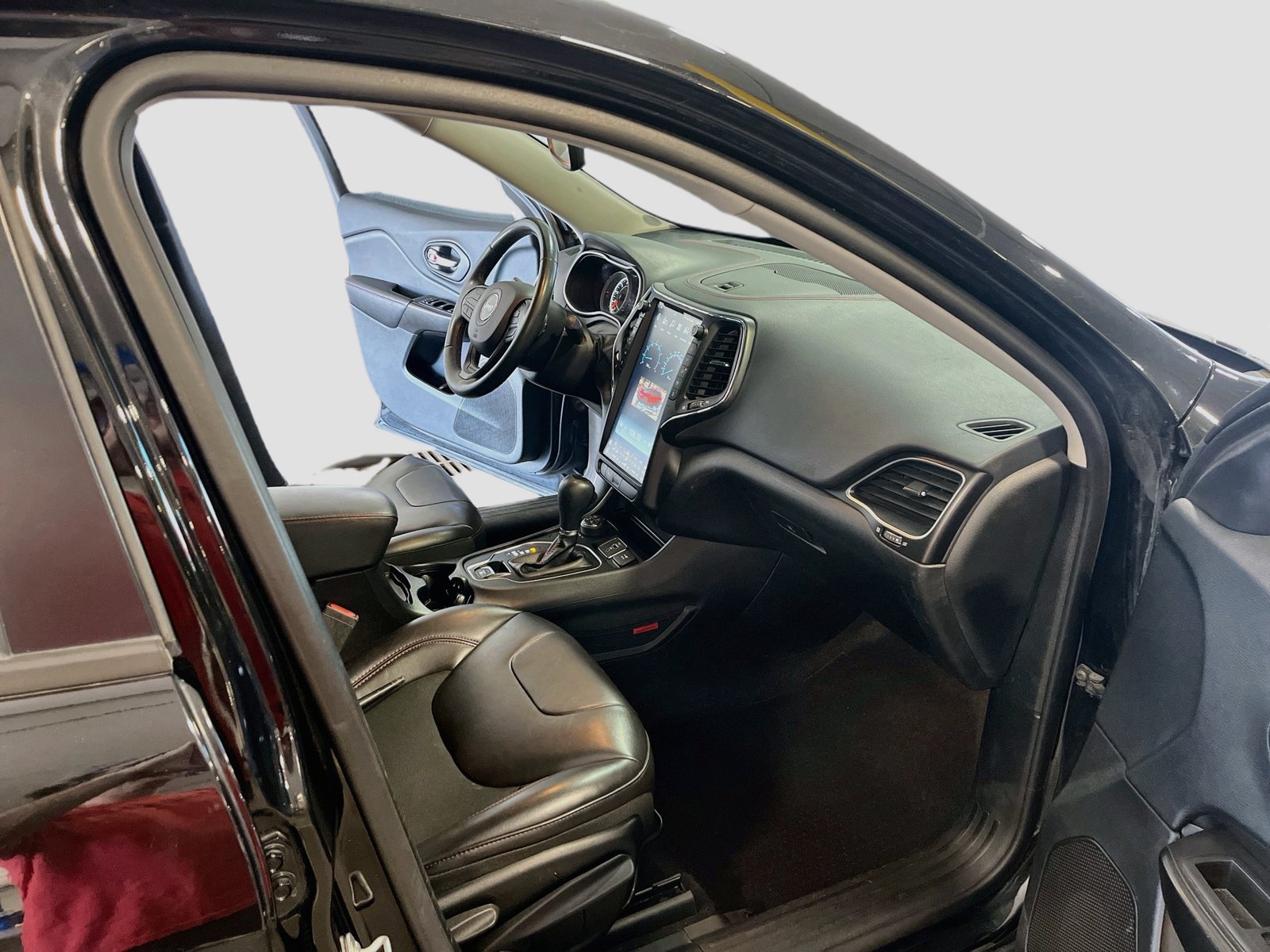 Used 2019 Jeep Cherokee Trailhawk w/ Cold Weather Group AWD/4WD image 30