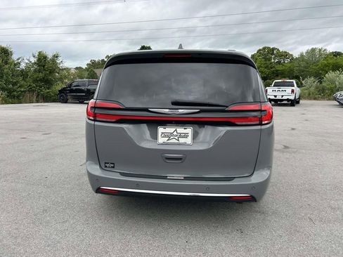 Used 2022 Chrysler Pacifica Touring-L FWD image 4