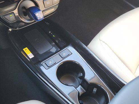 Used 2019 Toyota Prius L image 27