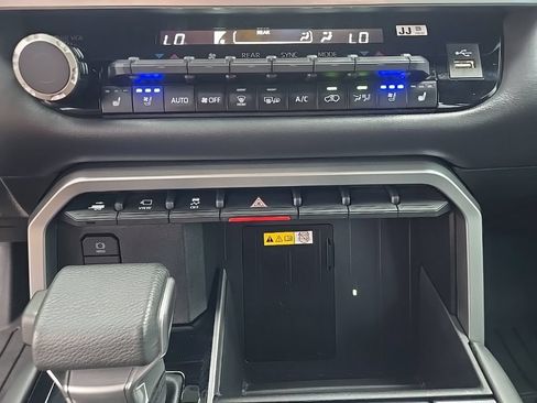 Used 2024 Toyota Sequoia Platinum AWD/4WD image 27