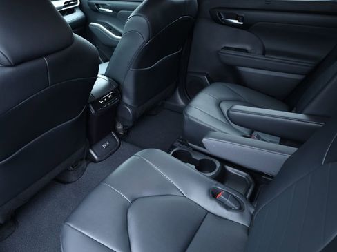 Used 2025 Toyota Highlander XLE image 24
