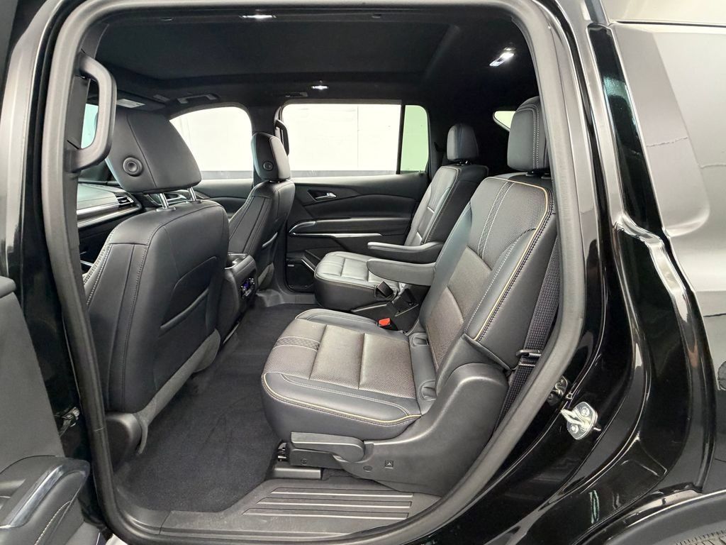 Used 2025 Chevrolet Traverse High Country FWD image 23