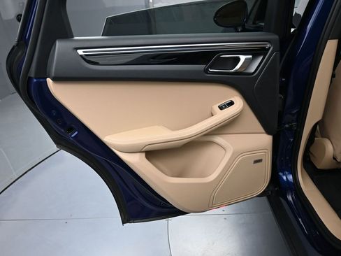 Certified 2025 Porsche Macan AWD/4WD image 22