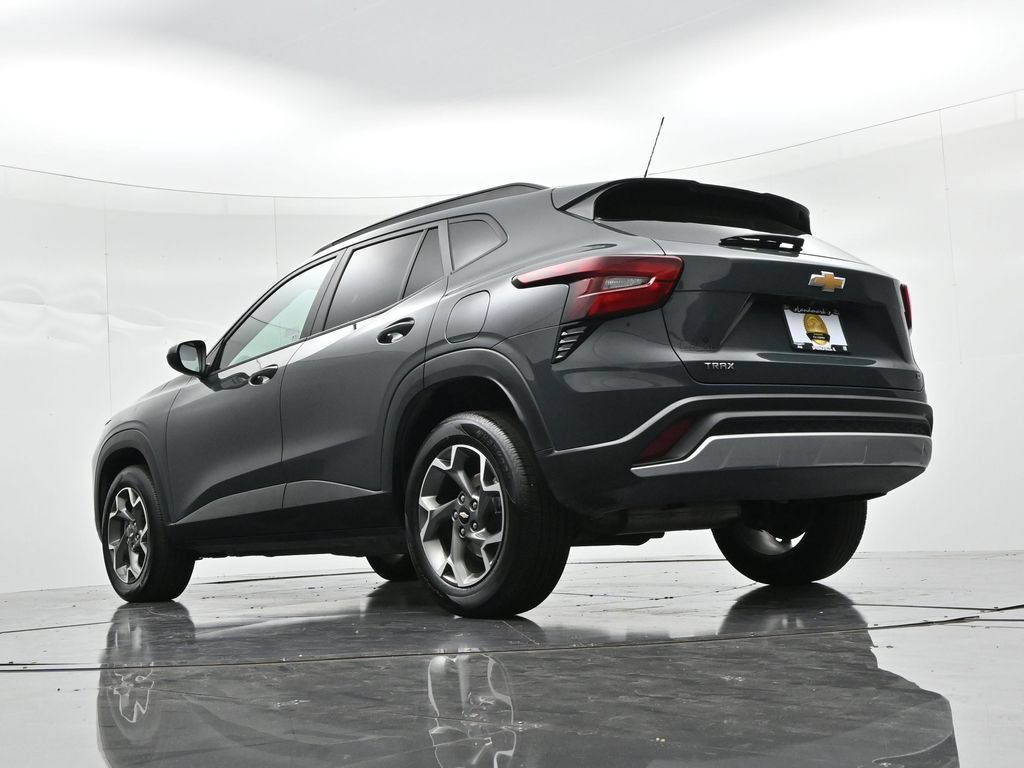 Used 2025 Chevrolet Trax LT FWD image 19