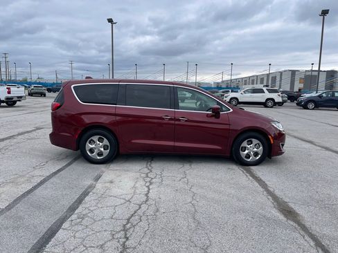 Used 2020 Chrysler Pacifica Touring FWD image 6