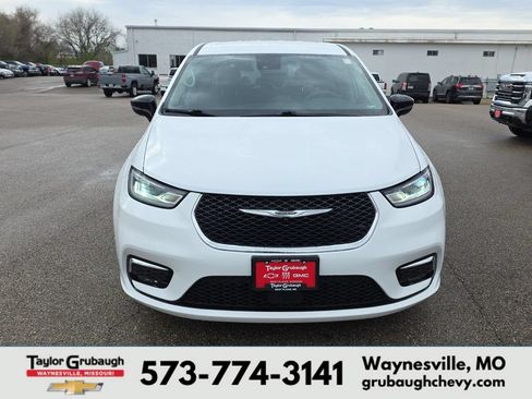 Used 2024 Chrysler Pacifica Touring-L FWD image 3