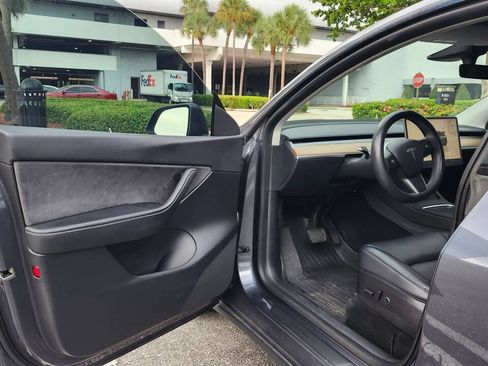 Used 2022 Tesla Model Y Long Range AWD/4WD image 18