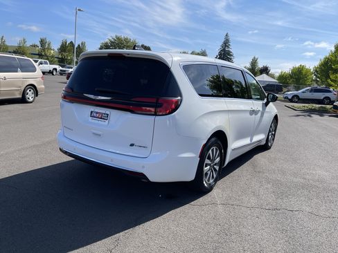 Used 2023 Chrysler Pacifica Limited FWD image 5