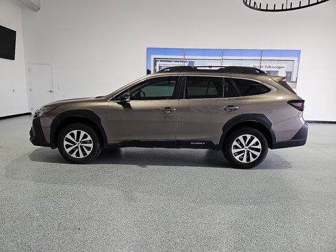 Used 2023 Subaru Outback Premium AWD/4WD image 2