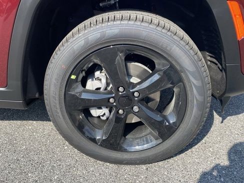 New 2025 Jeep Grand Cherokee Limited w/ Black Appearance Package image 11