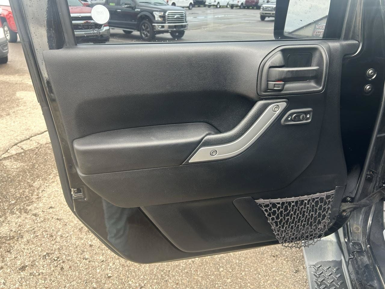Used 2016 Jeep Wrangler Unlimited Sahara w/ Connectivity Group AWD/4WD image 14