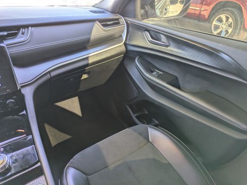 Used 2024 Jeep Grand Cherokee L Altitude RWD image 16