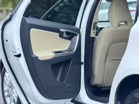 Used 2016 Volvo XC60 T5 Premier w/ Proximity Package FWD image 14