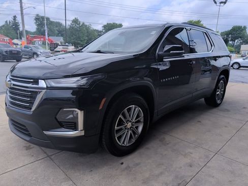 Used 2023 Chevrolet Traverse LT FWD image 2