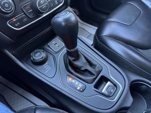 Used 2019 Jeep Cherokee Latitude Plus w/ Comfort/Convenience Group AWD/4WD image 18