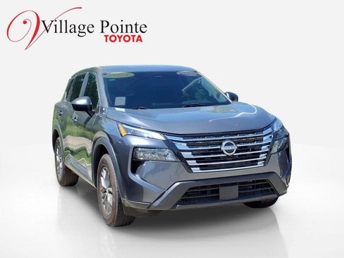Used 2024 Nissan Rogue S AWD/4WD image 3