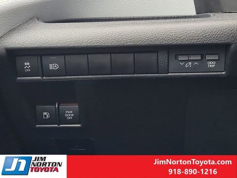 Used 2025 Toyota Sienna XLE image 24