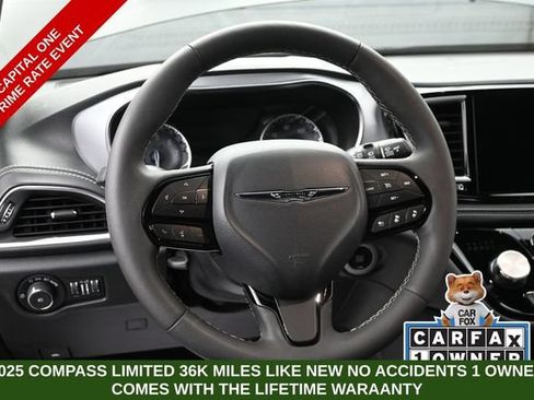 Used 2025 Chrysler Pacifica Limited FWD image 30