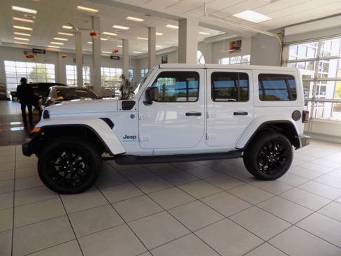 Certified 2025 Jeep Wrangler Unlimited Sahara AWD/4WD image 4