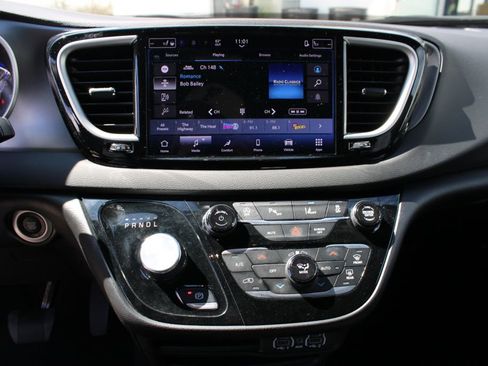 Used 2025 Chrysler Pacifica Select FWD image 26