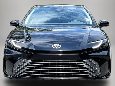 Used 2025 Toyota Camry XLE FWD image 3