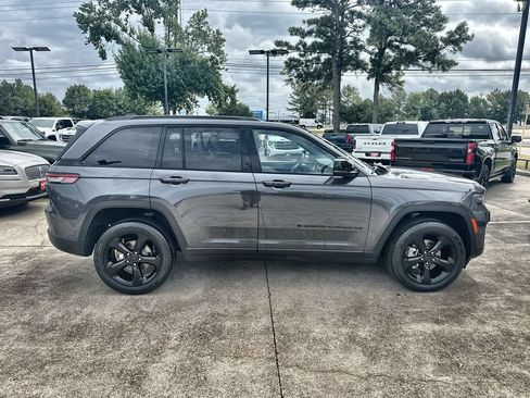 Used 2024 Jeep Grand Cherokee Limited w/ Luxury Tech Group II AWD/4WD image 10