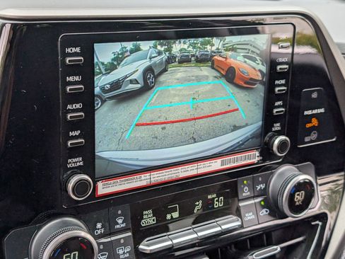 Used 2022 Toyota Highlander LE image 26