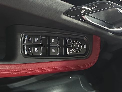 Used 2025 Porsche Macan AWD/4WD image 21