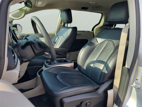 Used 2024 Chrysler Pacifica Touring-L image 15