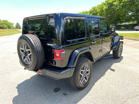 Used 2025 Jeep Wrangler Unlimited Sahara AWD/4WD image 11
