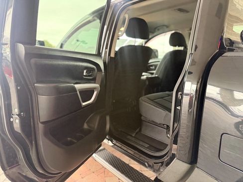 Used 2019 Nissan Titan SV w/ SV Convenience Package image 31