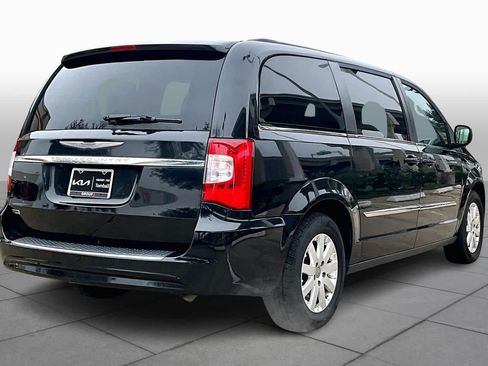 Used 2016 Chrysler Town & Country Touring image 12